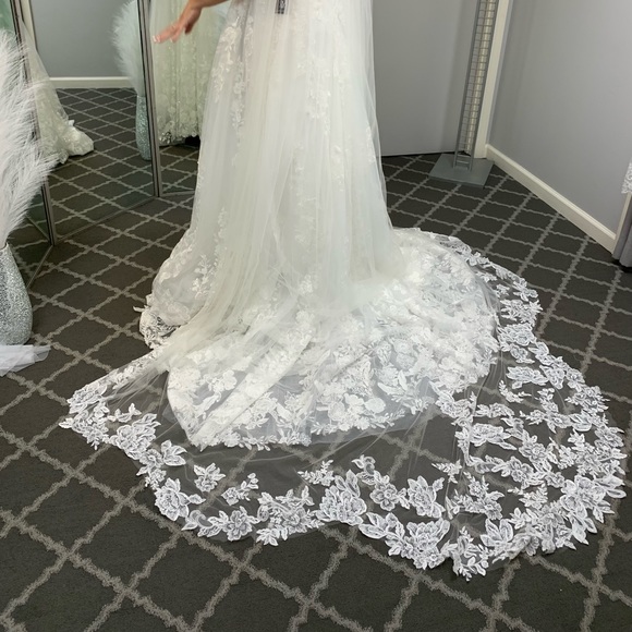 Cathedral Ivory Lace Veil - Picture 2 of 2